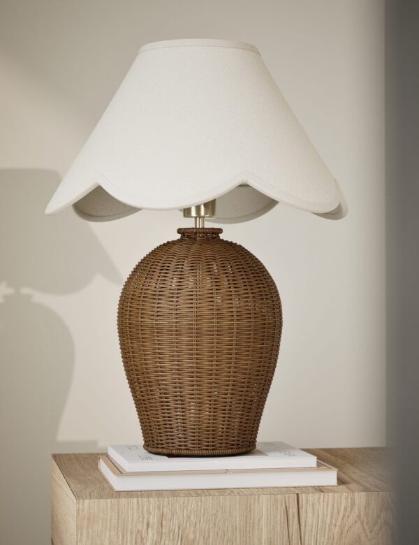 Wicker Scallop Shade Table Lamp